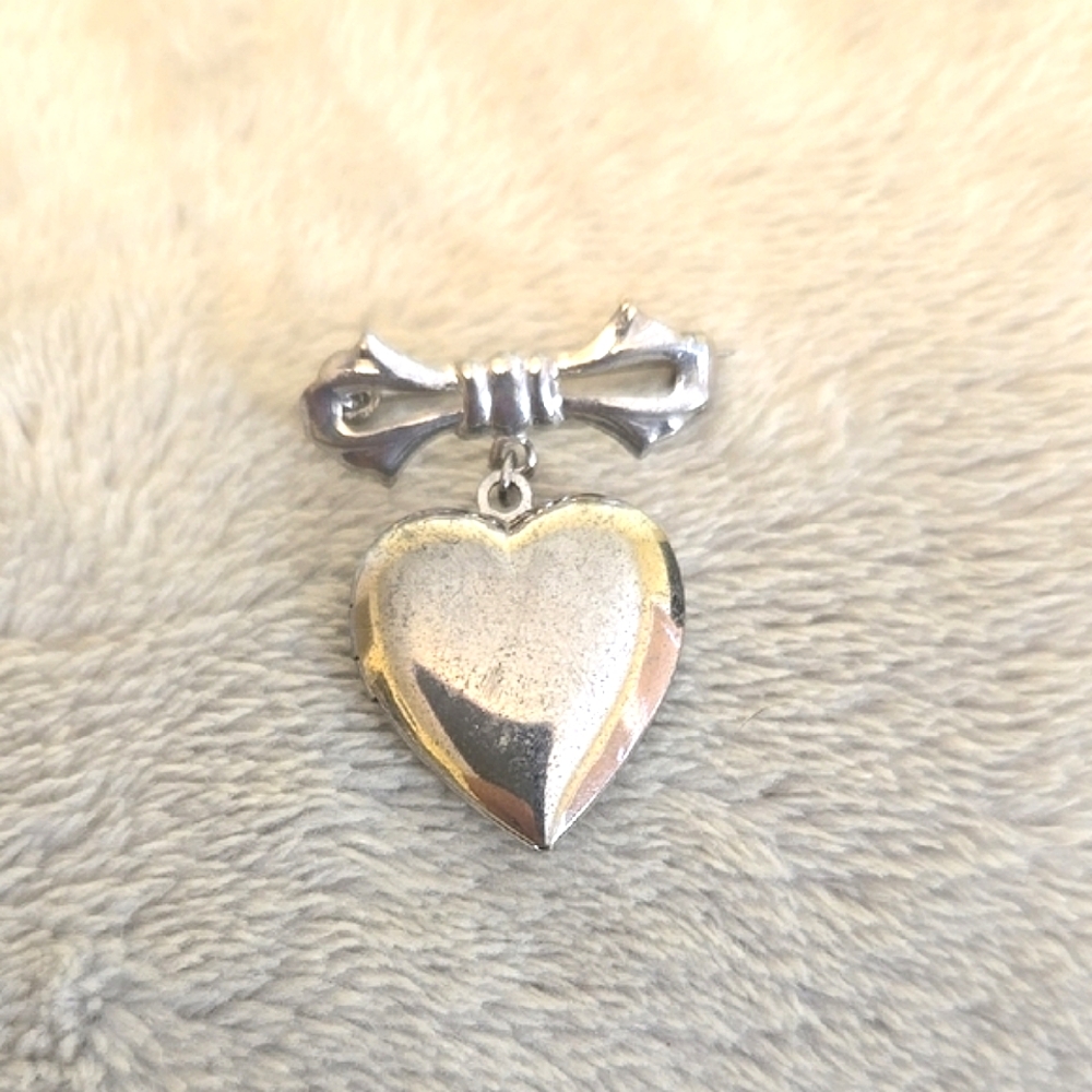 #137 Vintage Silver Heart Brooch